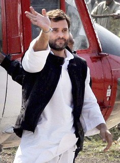 Rahul visits cyclone Hudhud-hit Andhra Pradesh